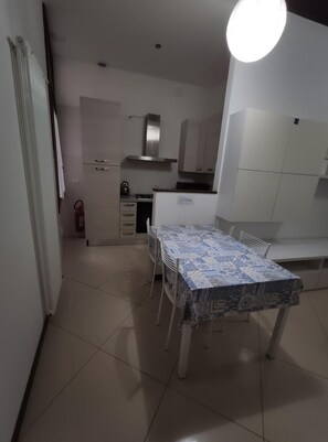 Mini-Kühlschrank, Mikrowelle