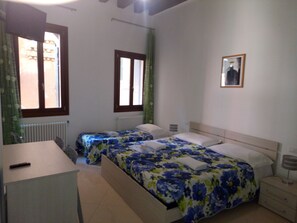 Basic Triple Room | Desk, laptop workspace, WiFi - Sweet Venice - rooms & apartments (Venice)