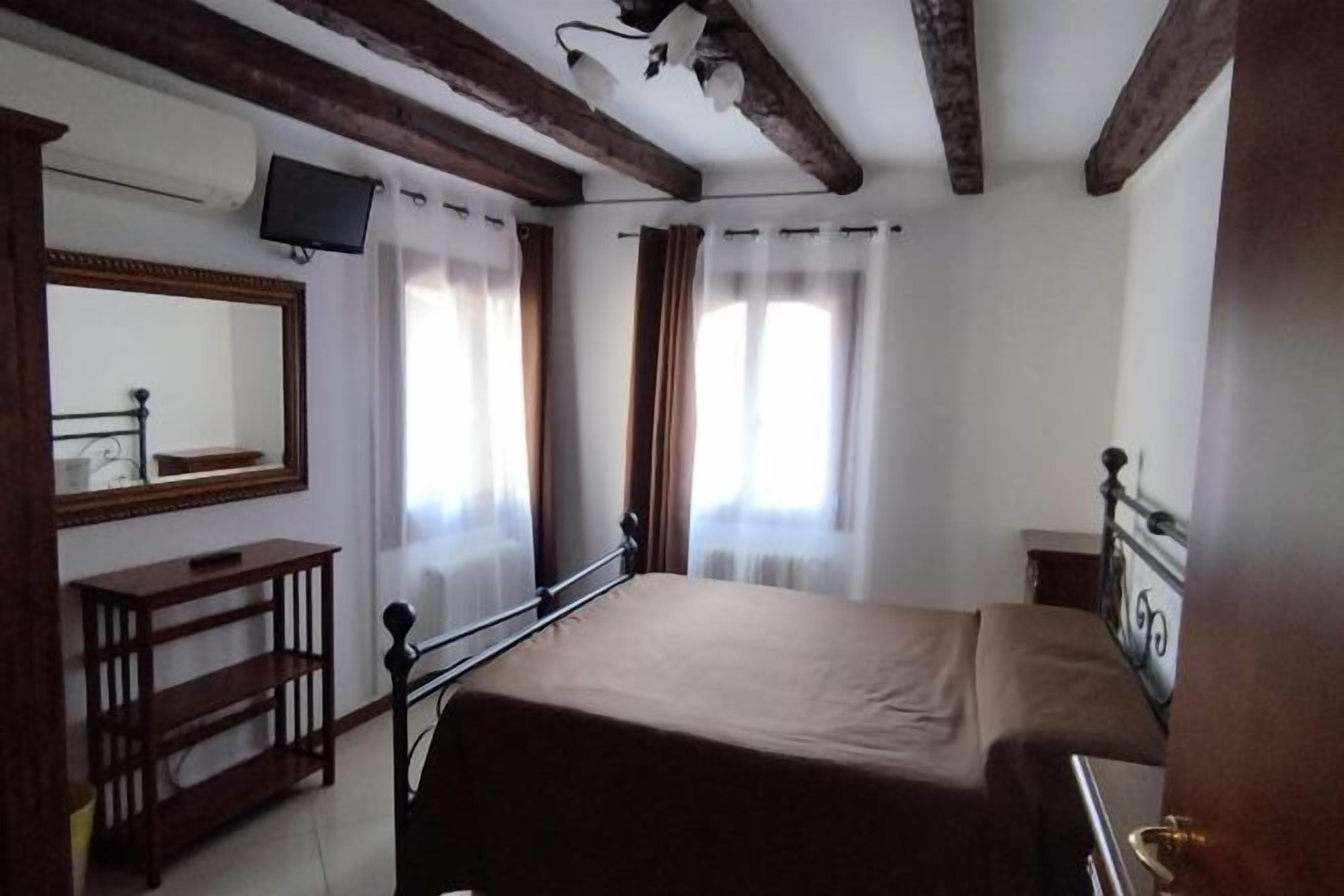 Schreibtisch, laptopgeeigneter Arbeitsplatz, WLAN