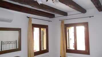 Double Room, Shared Bathroom | Desk, laptop workspace, WiFi