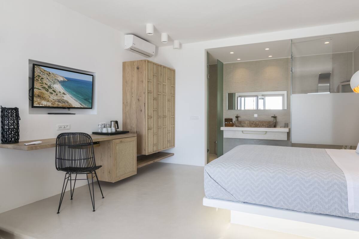 Junior Suite, Sea View | In-room safe, laptop workspace, iron/ironing board (on request)