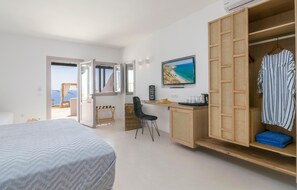 Junior suite, uitzicht op zee | Een kluis op de kamer, een laptopwerkplek, een strijkplank/strijkijzer