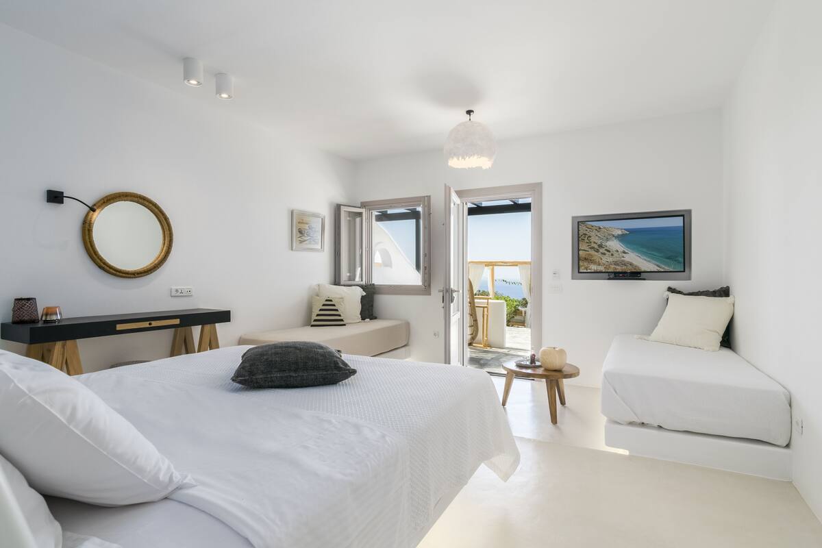 Deluxe Suite, Sea View | In-room safe, laptop workspace, iron/ironing board (on request)