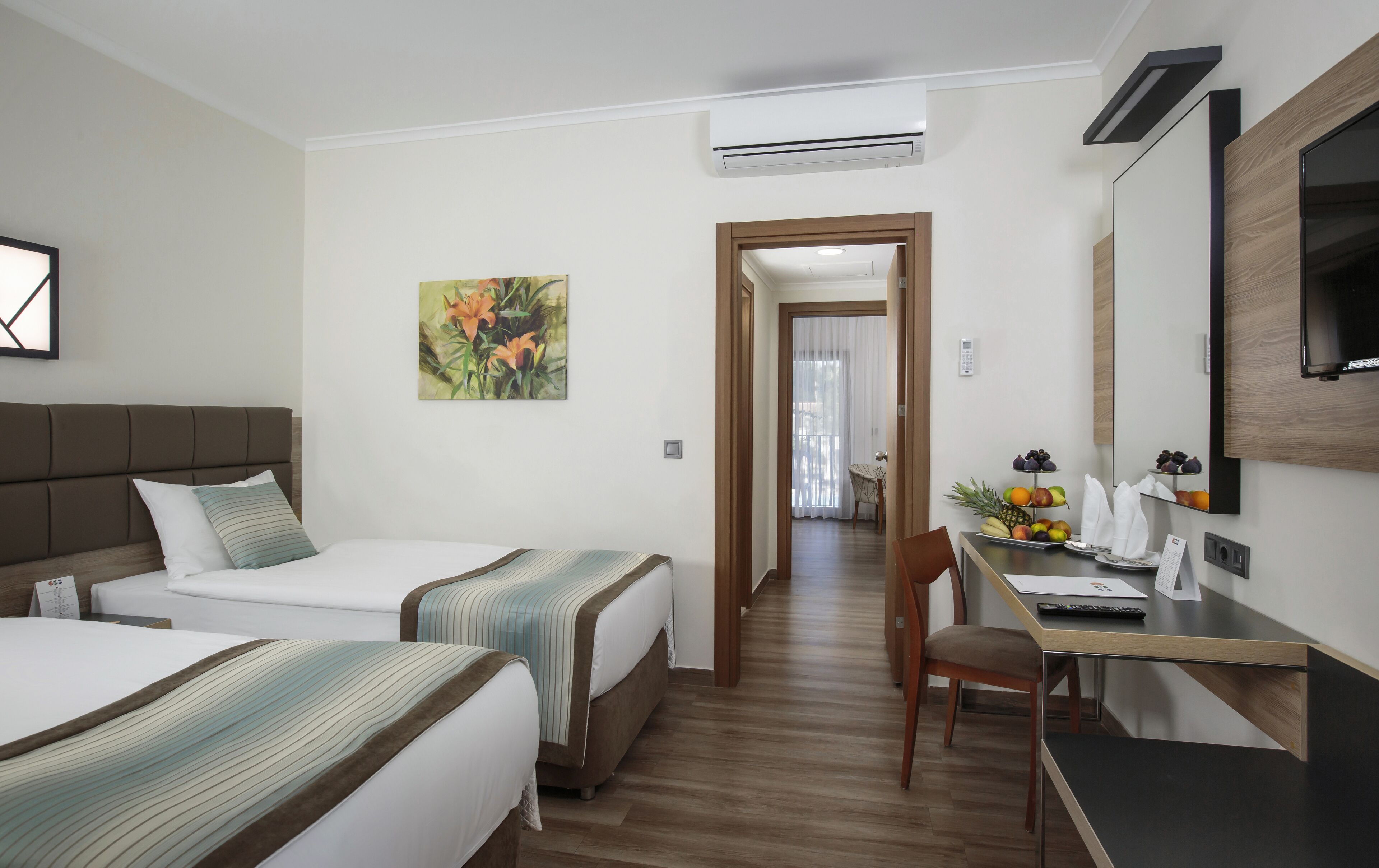 Minibar gratuït, caixa forta a l'habitació i escriptori 