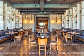 Phục vụ bữa sáng, bữa trưa, bữa tối và bữa sáng muộn