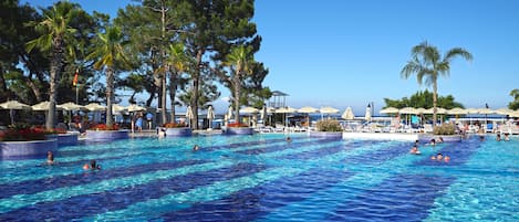 2 albercas al aire libre, sombrillas en la alberca y camastros