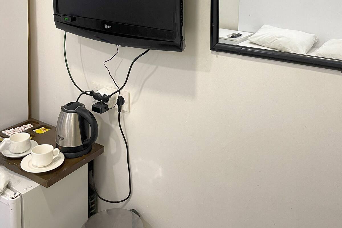 Minibar, sistema de insonorización y tabla de planchar con plancha 