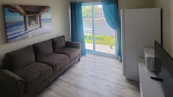 Suite, letti multipli, vista fiume | Area soggiorno | TV LCD 36 pollici con canali via cavo