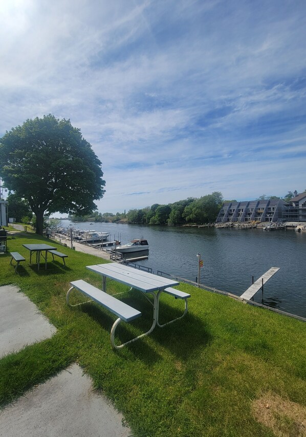 BBQ/picnic area - Riverside Motel and Marina Manistee (Manistee)