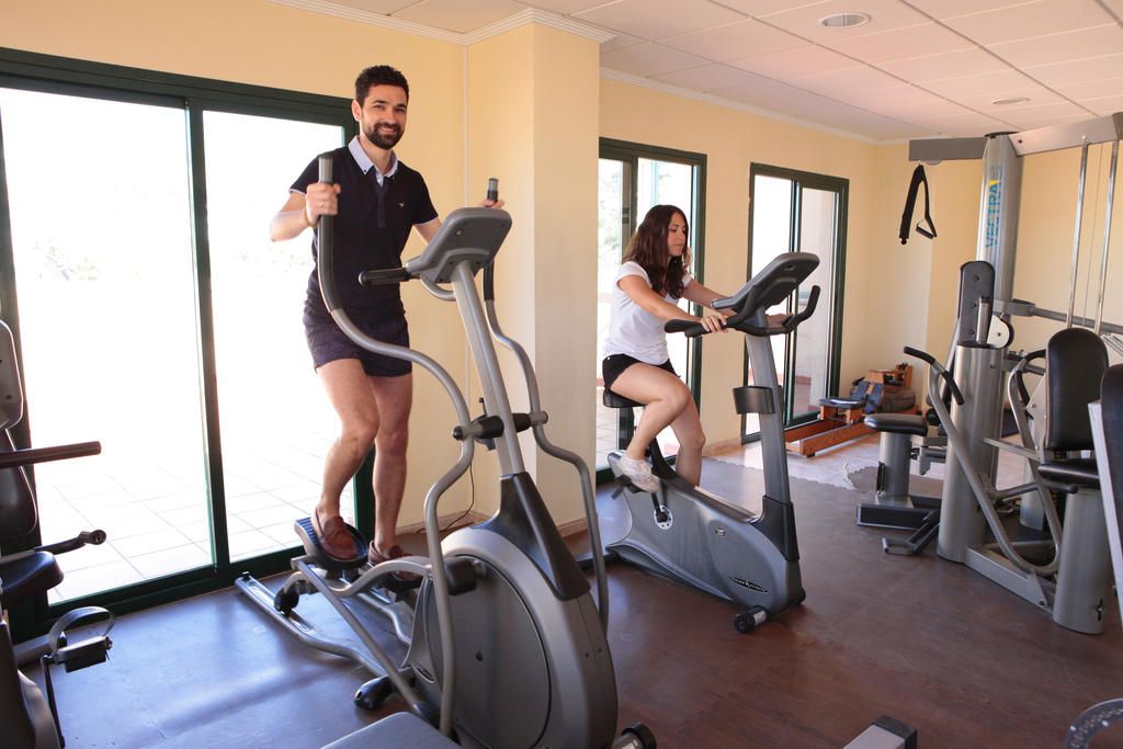 Un gimnasio con bicicletas estáticas y equipo de ejercicio.