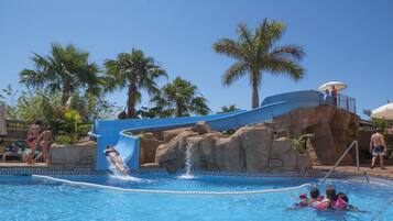 Een buitenzwembad, parasols voor strand/zwembad