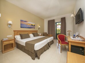 Een kluis op de kamer, een bureau, verduisterende gordijnen