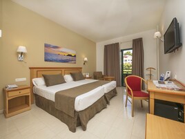 Escritorio, cortinas opacas, sistema de insonorización