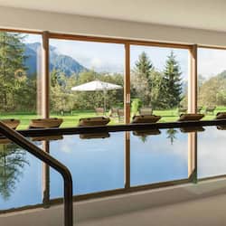 Una piscina techada, sillones reclinables de piscina