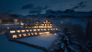 Front of property – evening/night - La Casies Mountain Living Hotel (Valle di Casies)