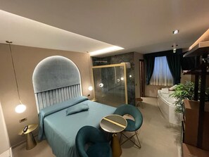 Junior Suite, Jetted Tub | Minibar, in-room safe, desk, soundproofing - Hotel Vogue (Giugliano in Campania)