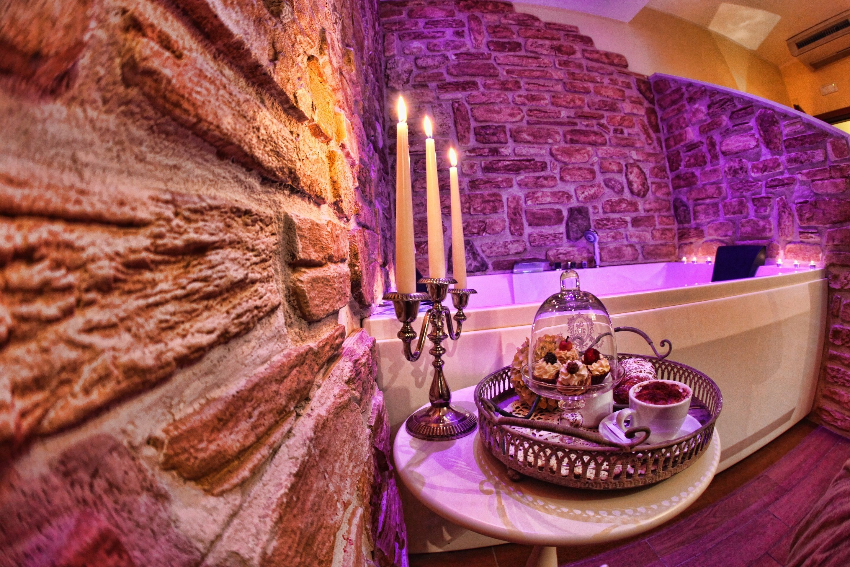 suite, jetted tub | jetted bathtub