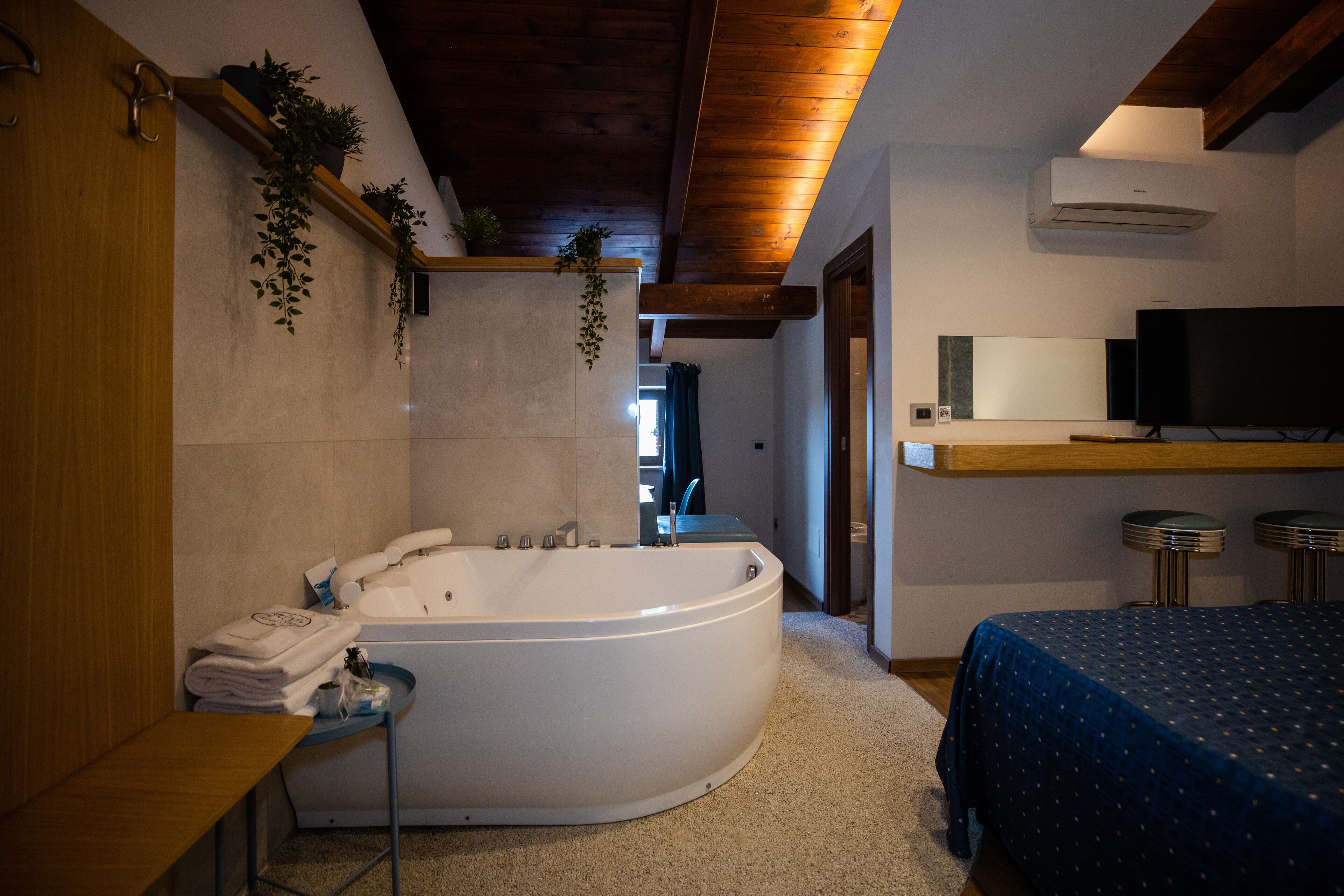 junior suite, jetted tub | private spa tub