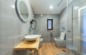 Standard Double Room | Bathroom | Shower, rainfall showerhead, free toiletries, hair dryer - Hotel Vogue (Giugliano in Campania)