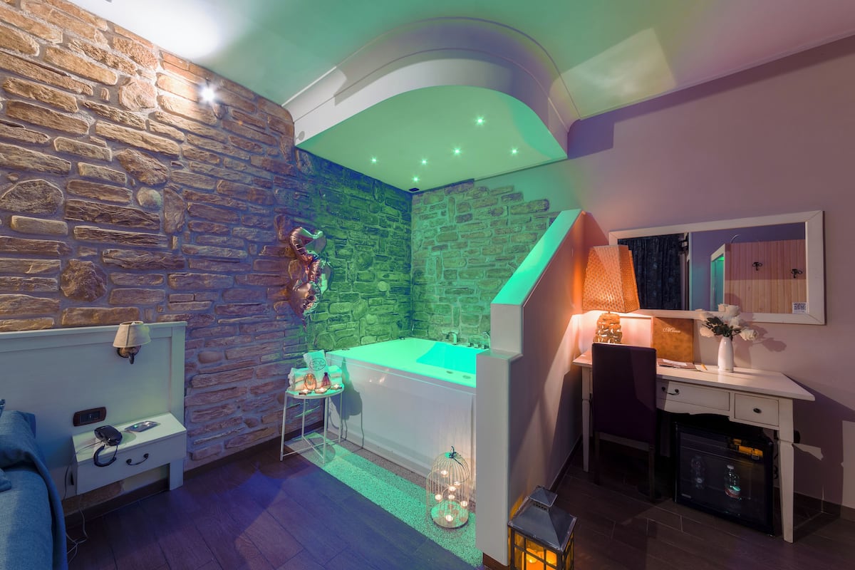 suite, jetted tub | minibar, in-room safe, desk, soundproofing