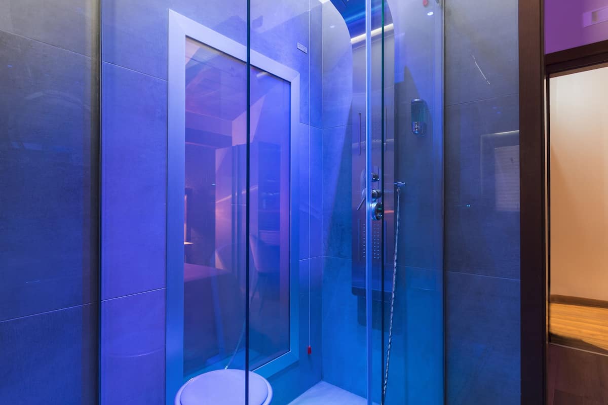 standard double room | bathroom | shower, rainfall showerhead, free toiletries, hair dryer