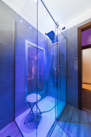 Standard Double Room | Bathroom | Shower, rainfall showerhead, free toiletries, hair dryer - Hotel Vogue (Giugliano in Campania)