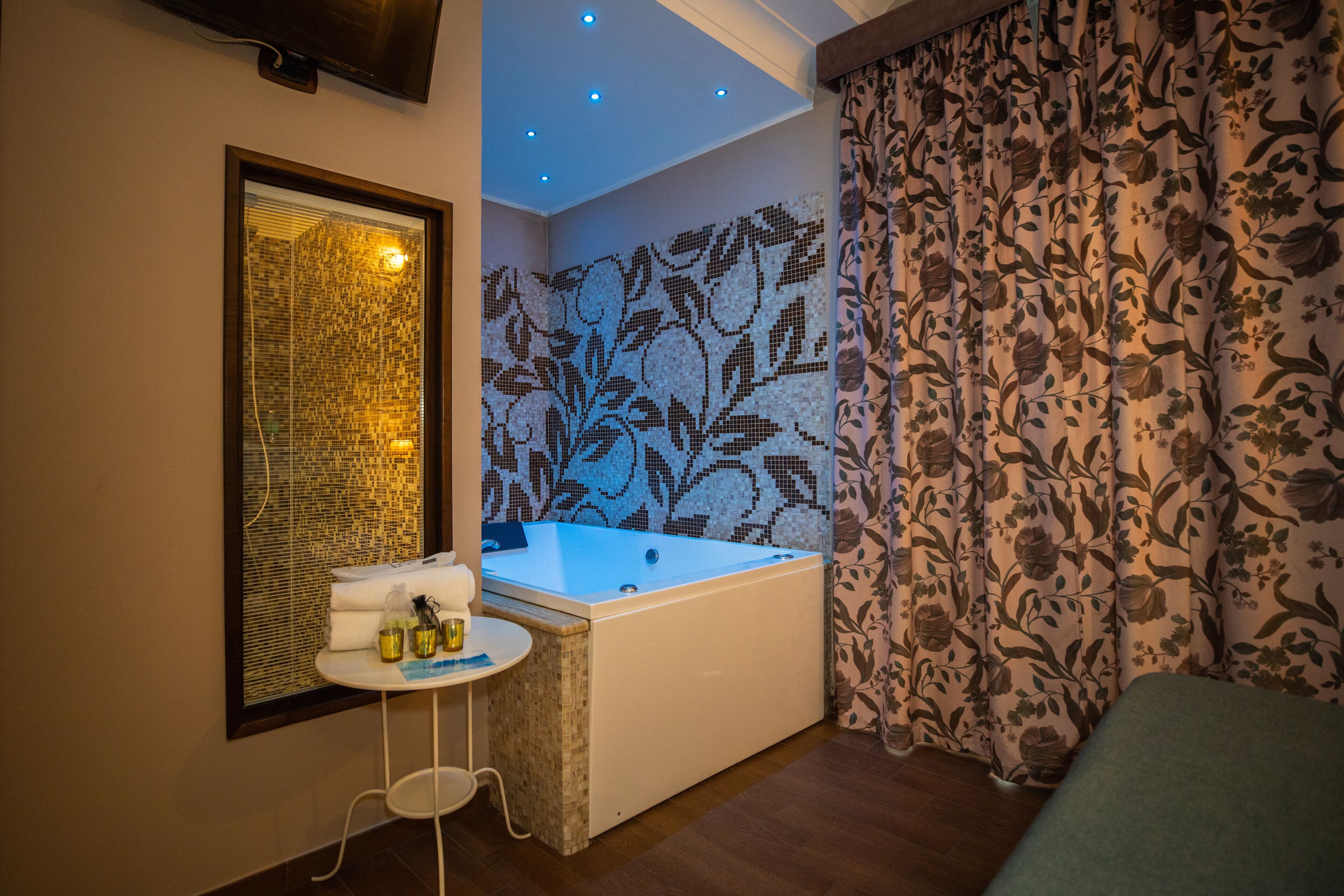 suite, jetted tub | private spa tub
