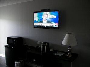 32-英寸纯平电视 （配备卫星频道）、电视