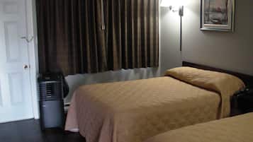Habitación estándar, 2 camas matrimoniales | Escritorio, tabla de planchar con plancha, camas extra y wifi gratis