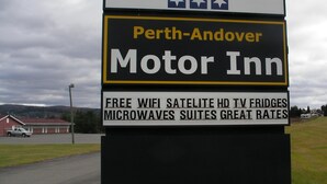 Señal de Motor Inn en Perth-Andover, Canadá Select, que ofrece servicios como WiFi gratuito, TV satelital HD, microondas y tarifas excelentes.