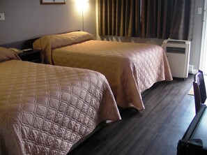 Escritorio, tabla de planchar con plancha y camas plegables/adicionales 