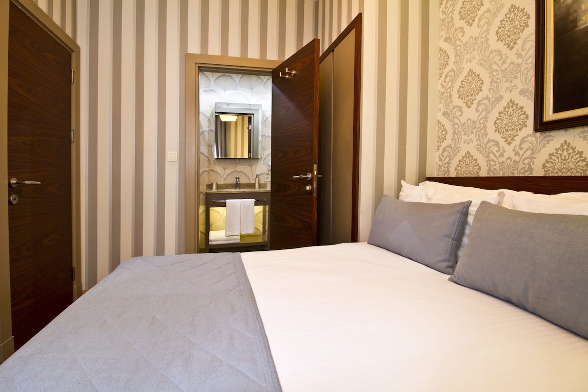 1 Schlafzimmer, hochwertige Bettwaren, Verdunkelungsvorhänge