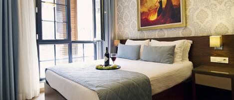 Deluxe Suite, 1 Bedroom, Non Smoking, Kitchen | 1 bedroom, premium bedding, individually decorated