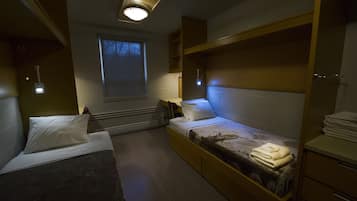 Chambre Standard, 2 lits une place | Bureau, fer et planche Ă  repasser, Wi-Fi gratuit