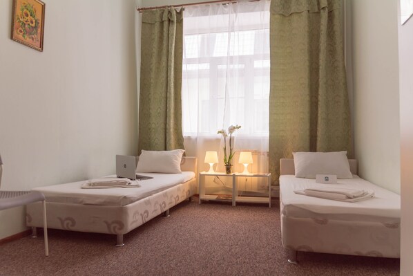 Kamar Twin Comfort, 2 Tempat Tidur Twin | Meja kerja, setrika/meja setrika, Wi-Fi gratis, dan seprai linen