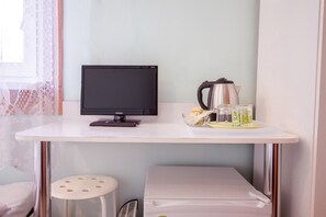 Kamar Double | Meja kerja, setrika/meja setrika, Wi-Fi gratis, dan seprai linen