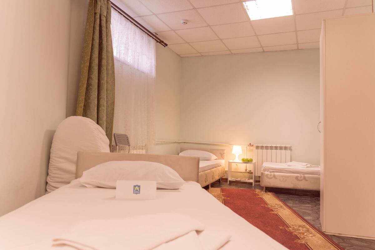 Kamar Quadruple Standar | Meja kerja, setrika/meja setrika, Wi-Fi gratis, dan seprai linen