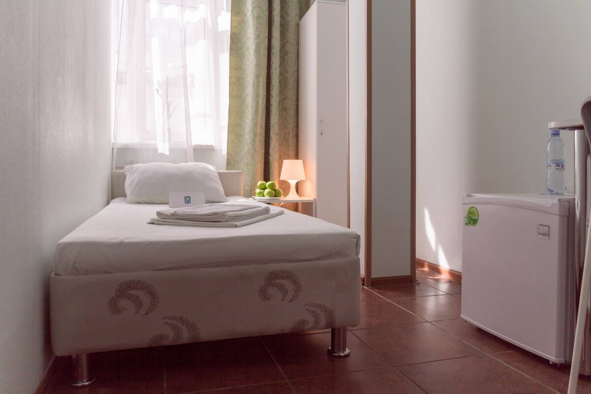 Kamar Single Standar | Meja kerja, setrika/meja setrika, Wi-Fi gratis, dan seprai linen