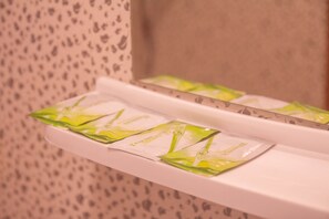 Shower, perlengkapan mandi gratis, pengering rambut, dan handuk