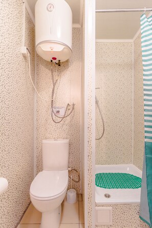 Shower, perlengkapan mandi gratis, pengering rambut, dan handuk