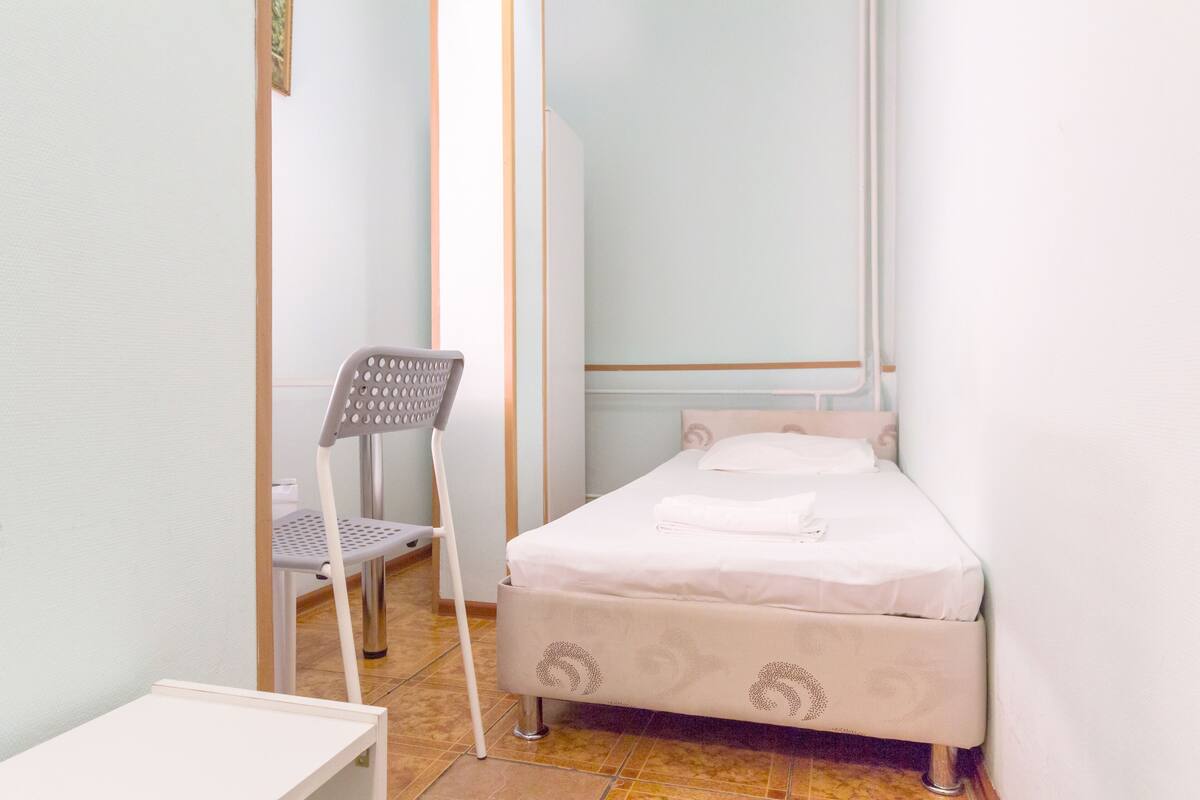 Kamar Single, tanpa jendela | Meja kerja, setrika/meja setrika, Wi-Fi gratis, dan seprai linen