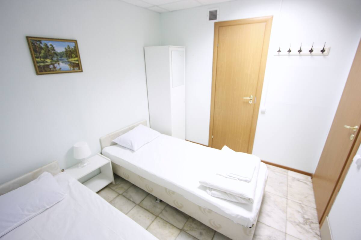 Huone, 2 yhden hengen sänkyä, ei ikkunoita | Työpöytä, silitysrauta/-lauta, ilmainen Wi-Fi, vuodevaatteet