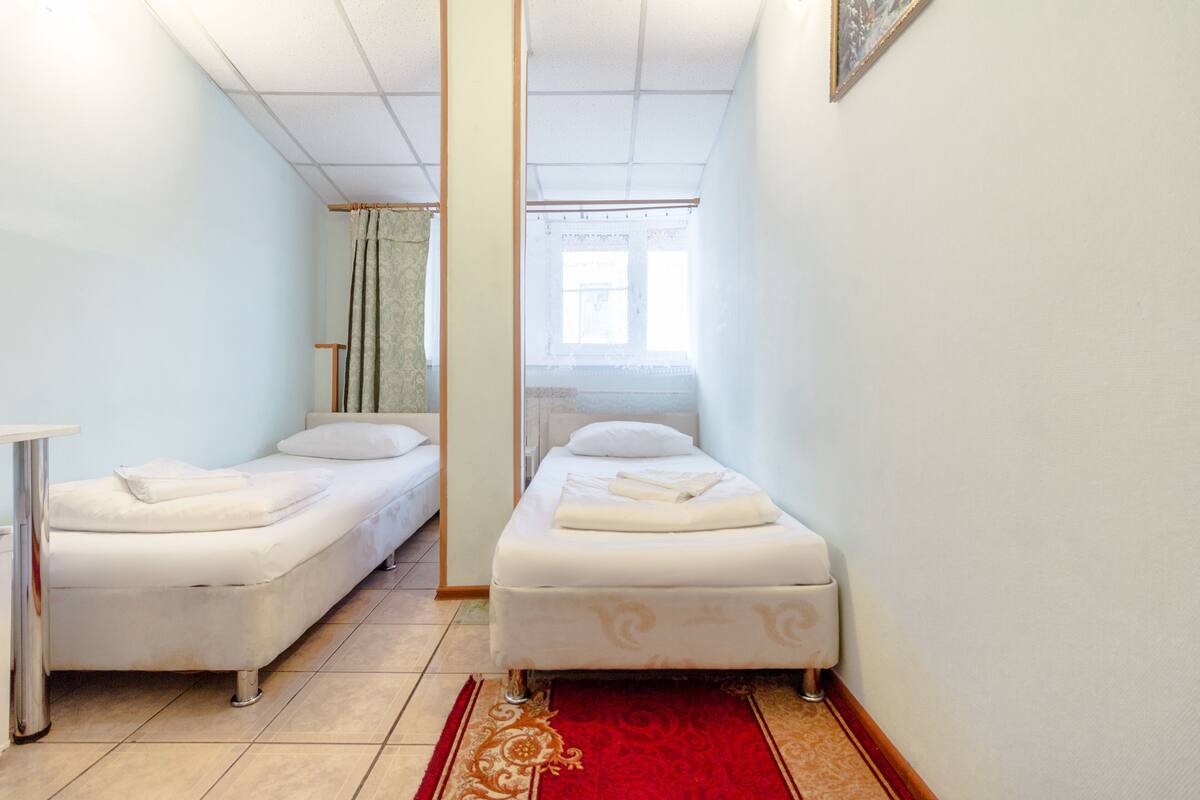 Kamar Klasik, 2 Tempat Tidur Twin | Meja kerja, setrika/meja setrika, Wi-Fi gratis, dan seprai linen