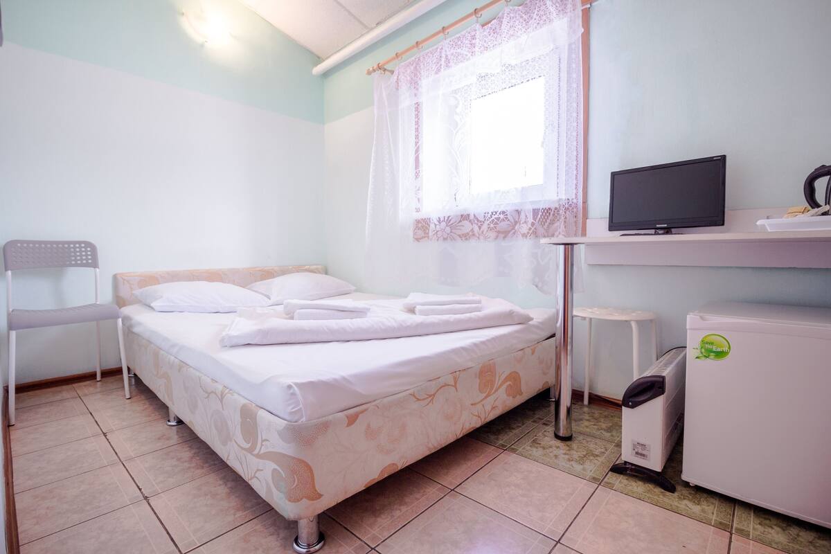 Kamar Double | Meja kerja, setrika/meja setrika, Wi-Fi gratis, dan seprai linen