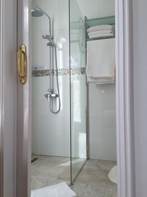 Estudio | Baño | Regadera, secadora de cabello, batas, bidet 