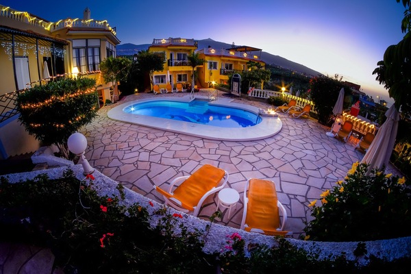 Outdoor pool, pool umbrellas, sun loungers