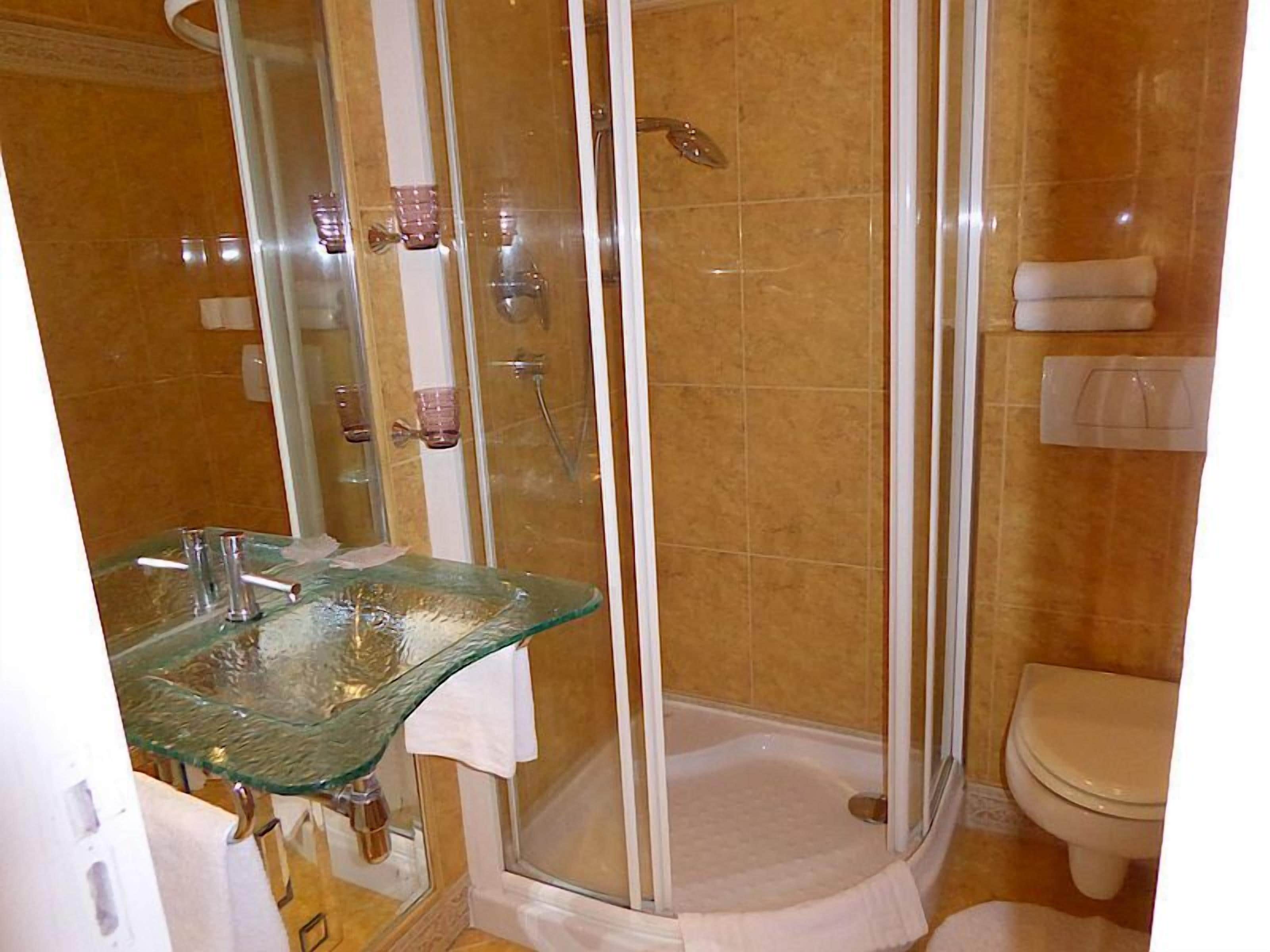 studio | bathroom | shower, hair dryer, bathrobes, bidet