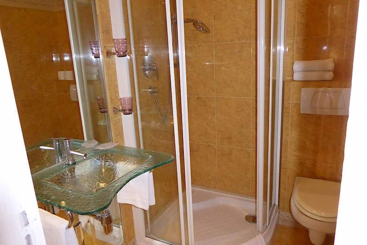 studio | bathroom | shower, hair dryer, bathrobes, bidet