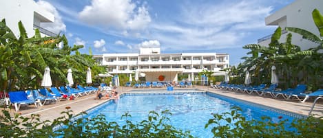 Piscine extérieure (ouverte en saison)