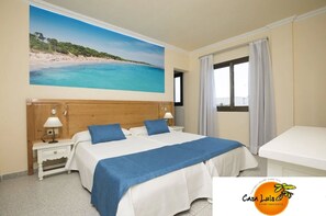 1 habitación, escritorio y tabla de planchar con plancha 